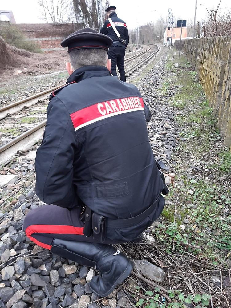 Tenta di uccidersi sdraiandosi sui binari: i carabinieri la salvano
