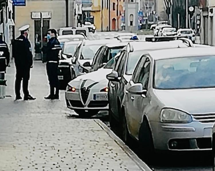 In 15 assembrati davanti a un locale