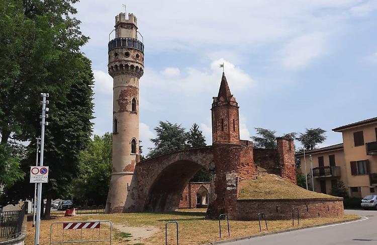 Idea turisti nella Torre della Norma
