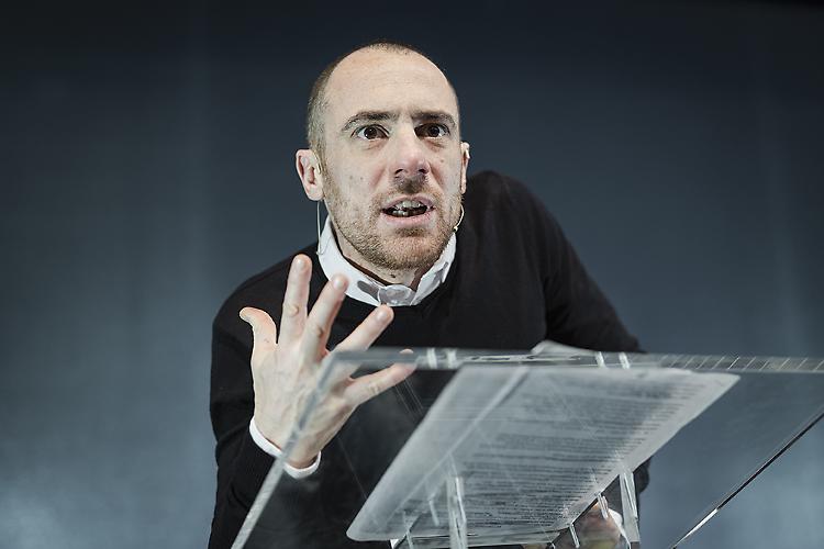 La mia battaglia,  Elio Germano e l'arte della persuasione fra palco, video e pagina scritta