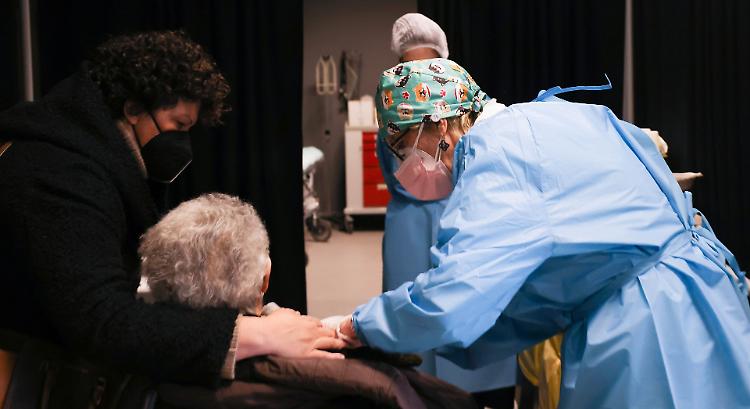 Vaccini over 80, Cremona al top in Lombardia