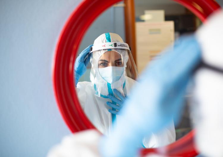 Due metri di distanza a tavola, quarantena anche per vaccinati
