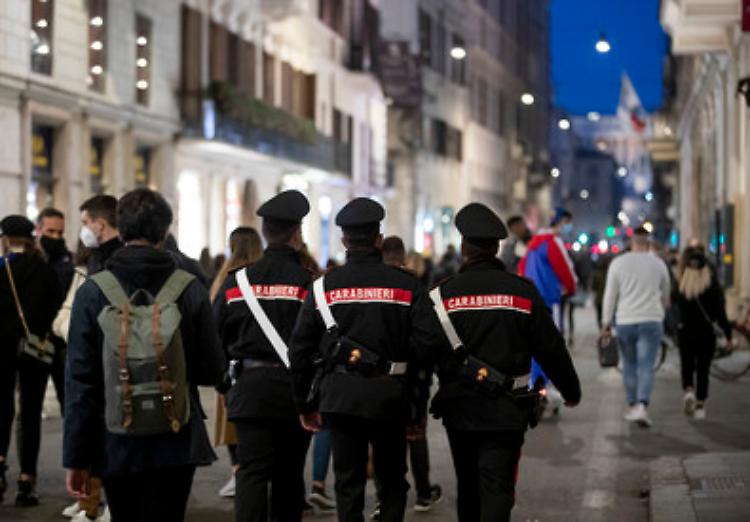 Covid, il Viminale ai prefetti: stretta sugli assembramenti