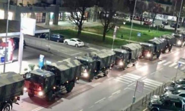Vittime del Covid, minuto di silenzio davanti al municipio