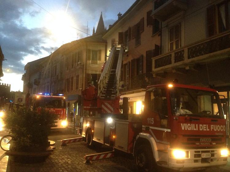 Appartamento in fiamme, due anziani in ospedale