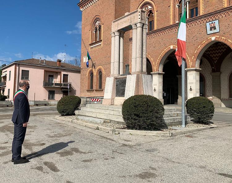 Minuto di silenzio in piazza a Castelvetro Piacentino
