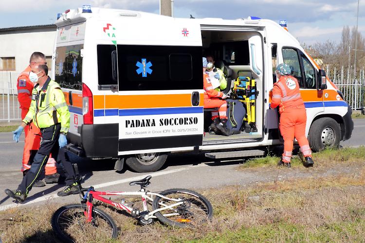 Contatto bici-camion, ciclista ferito 
