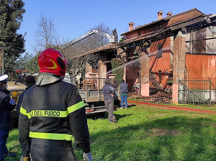 Rogo in cascina, fienile e casa distrutti