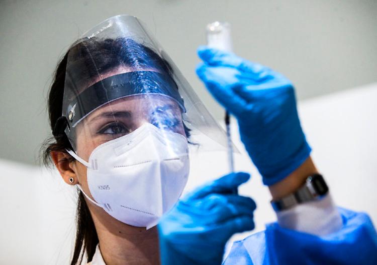 Covid: 'Pfizer e Moderna aumentano i prezzi dei vaccini all'Ue'
