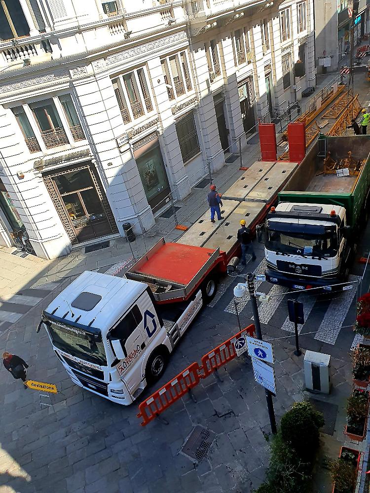 La maxi gru in corso Mazzini