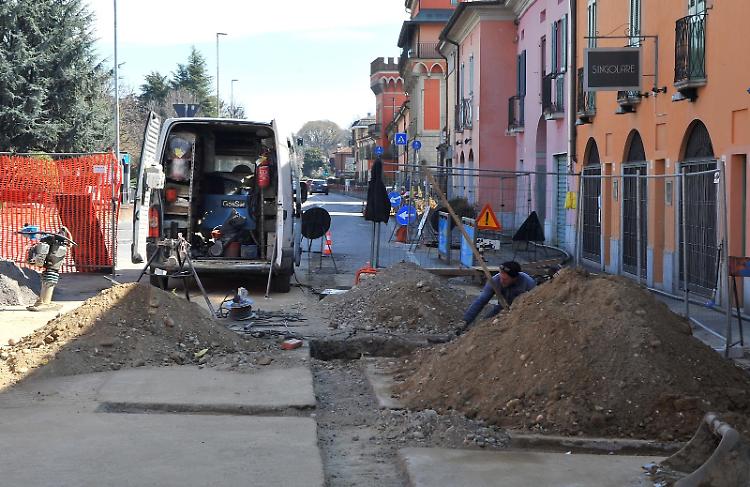 FOTO Lavori gas: Ombriano tagliata a metà,  commercianti esasperati