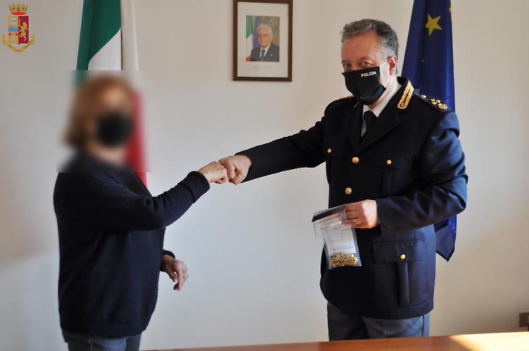 Deruba due sorelle anziane, indagata badante