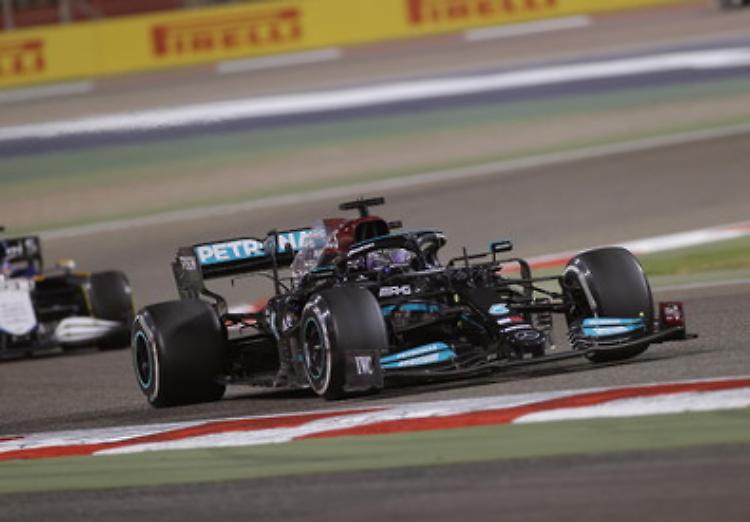 Hamiton vince il Gp del Bahrain davanti a Verstappen