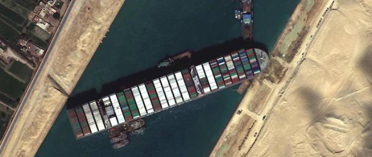  Suez: portacontainer incagliata ha iniziato a muoversi