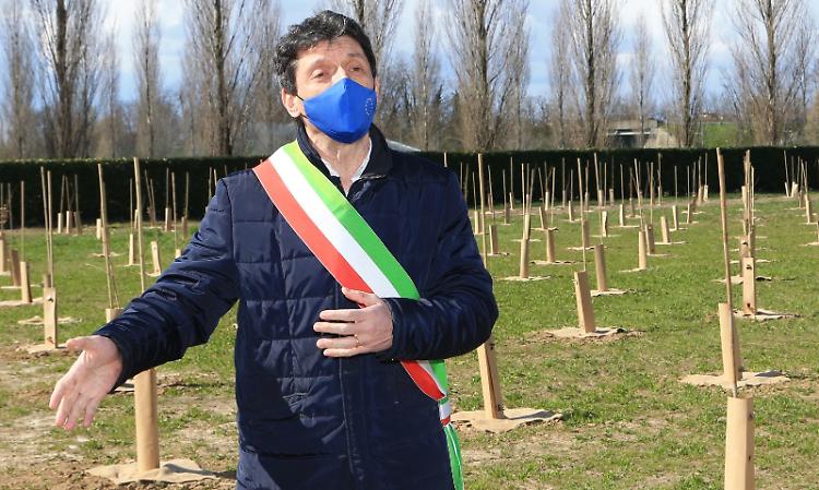 Assembramenti in città, il sindaco: "Tener duro e rispettare le limitazioni"