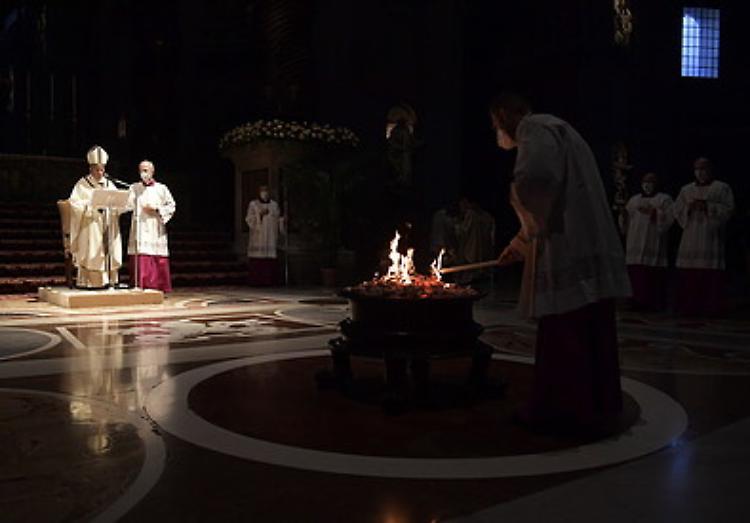 Il Papa: 'Ricominciare è possibile, anche dalle macerie'