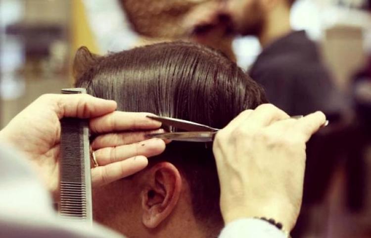 Taglia i capelli in barba ai divieti