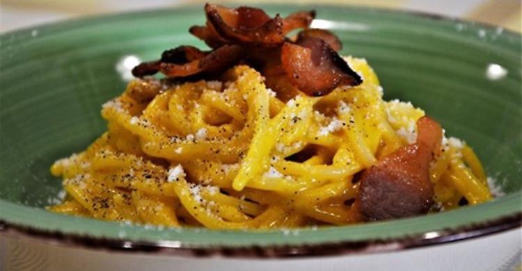 Mito pasta alla carbonara, dalla ricetta classica a quella con il pesce. La novità è nel sushi