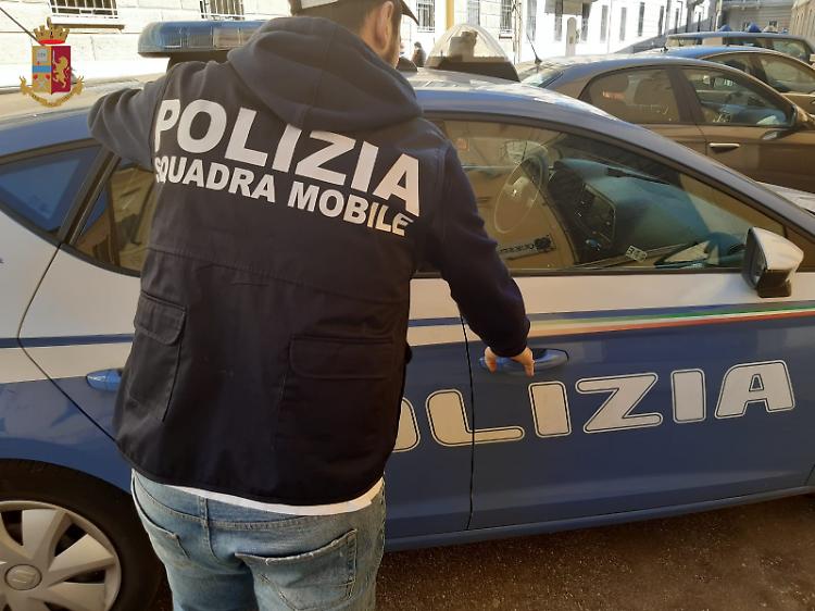 Ai domiciliari per atti persecutori, evade: arrestato