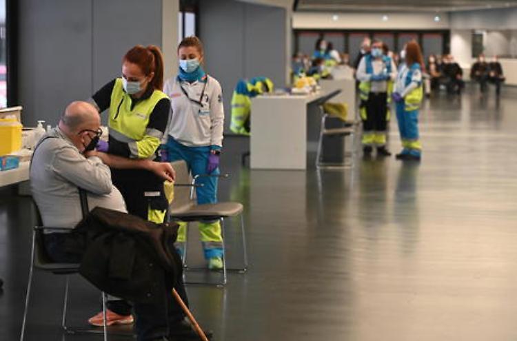 'Vaccini non interscambiabili', dubbi Oms sulla scelta francese
