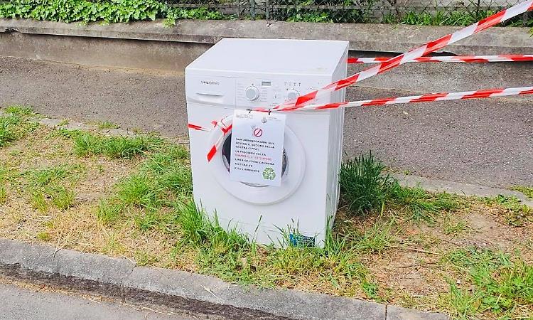 Lavatrice abbandonata: provocazione educativa del Comune