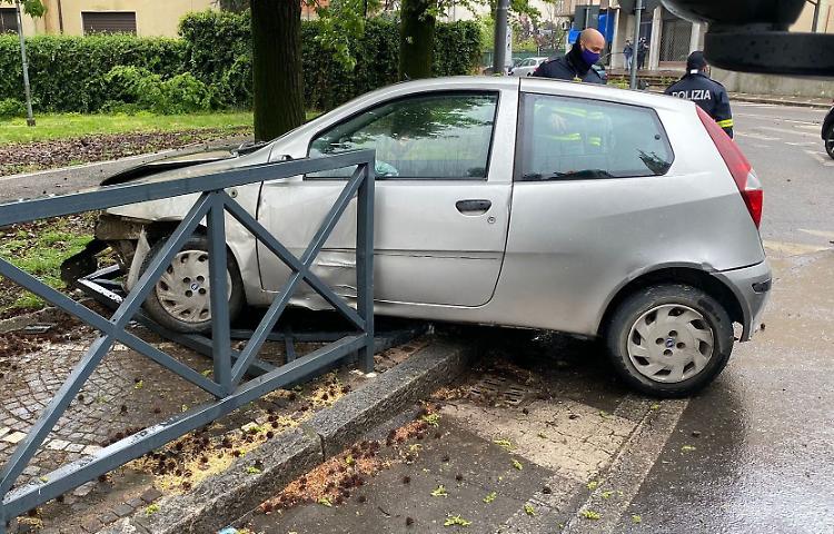 Auto sfonda le le protezioni del parco giochi