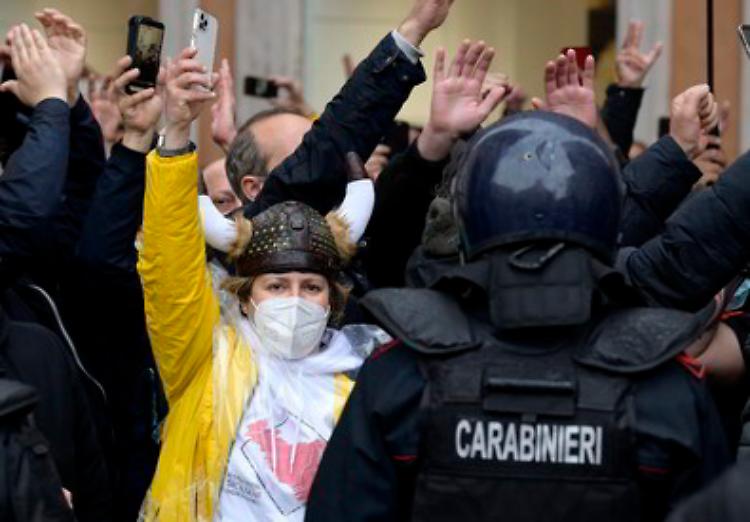 Tensione al sit in IoApro, manifestanti caricati a Roma