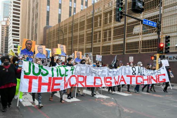 Proteste a Minneapolis, decine arresti