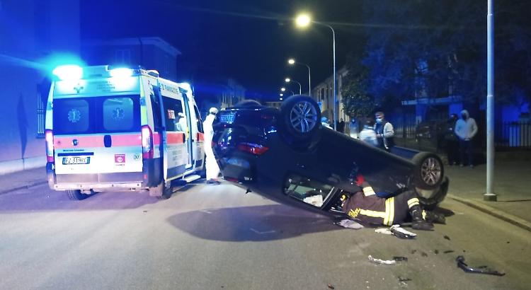 Schianto e auto ribaltata