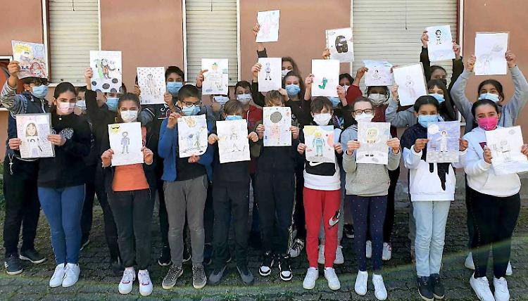I disegni dei bimbi in orbita attorno alla luna