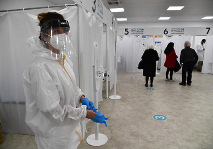 Record di vaccinazioni in Italia: in un giorno oltre 347mila dosi