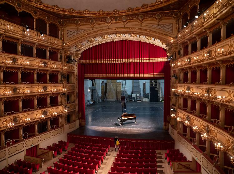 Così rivivranno i teatri: sipario ma non per tutti 