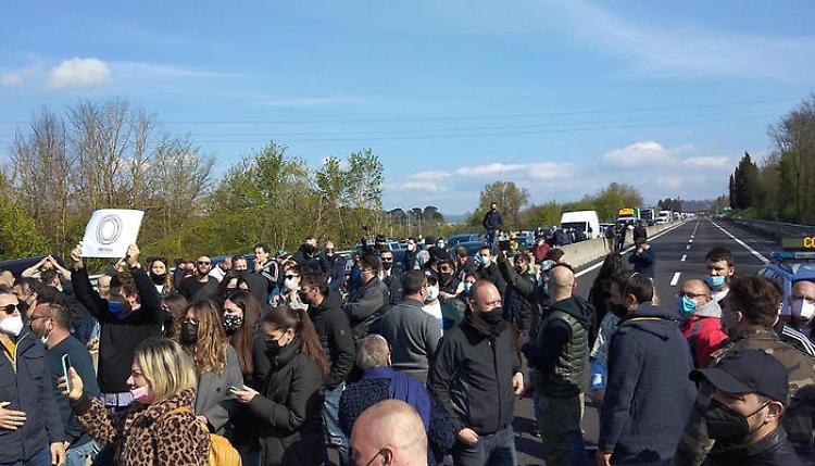 Ristoratori protestano su A1, bloccata 
