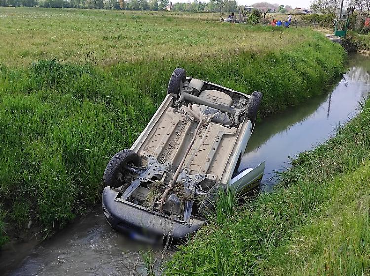 FOTO Auto delle Poste Italiane finisce nel fosso: postino illeso