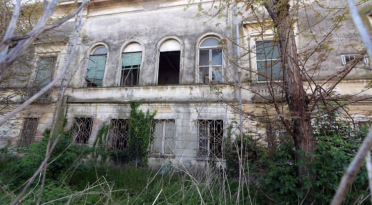 «Ex ospedale nel degrado: un futuro solo dalla vendita»
