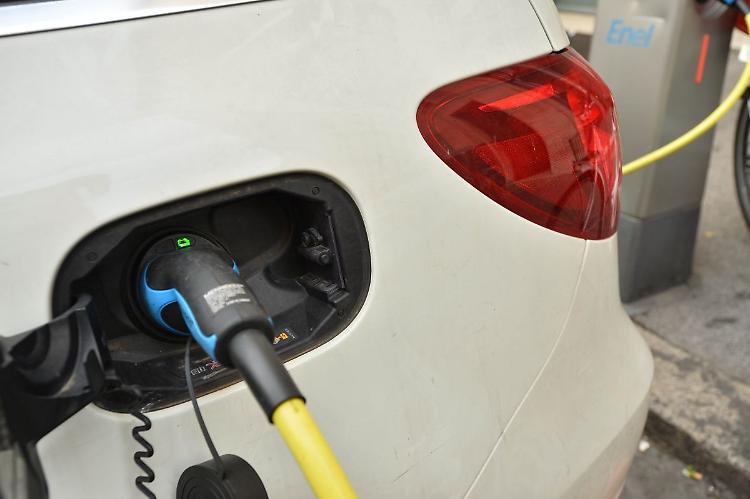Ricarica auto elettriche, studio Arera "Prezzo medio wallbox 1200 euro"