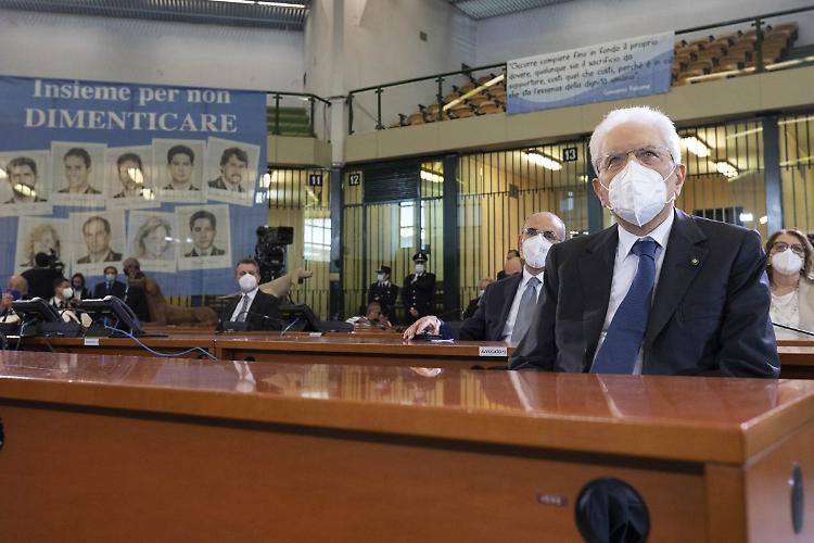 Mattarella "Non esistono zone grigie, o contro la mafia o si è complici"