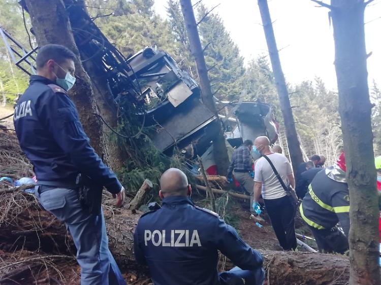 Strage funivia, continuano senza sosta le indagini 