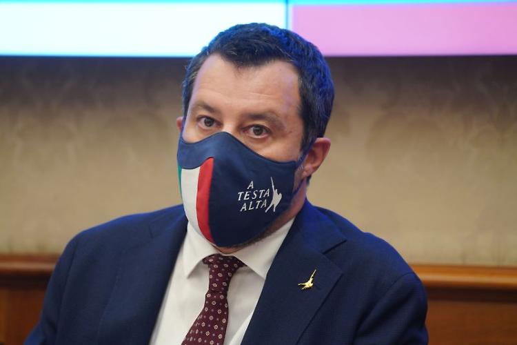 Covid, Salvini "Chiesto a Draghi stop obbligo mascherine all'aperto"