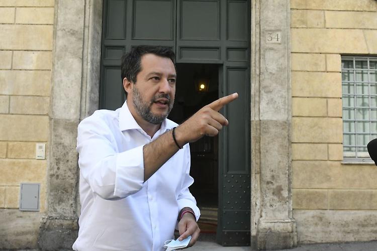 Carceri, Salvini "Chi sbaglia paga ma agenti non sono tutti macellai"