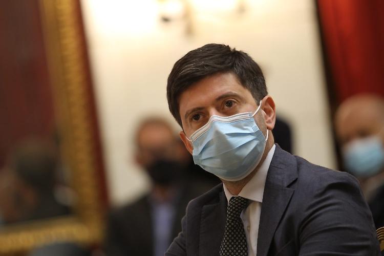 Covid, Speranza "Sfida non ancora vinta, le varianti preoccupano"