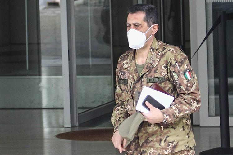 Figliuolo a Regioni "Incentivare vaccini personale scuola e università"