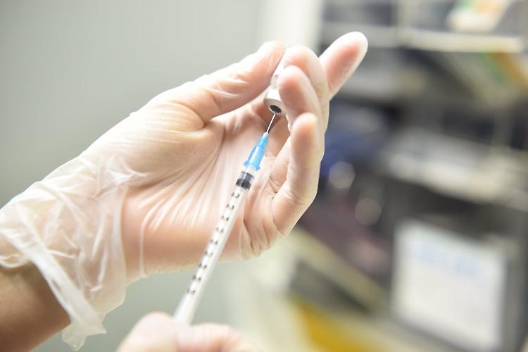 Covid, pediatri e ginecologi "Subito il vaccino a donne incinte e bimbi"