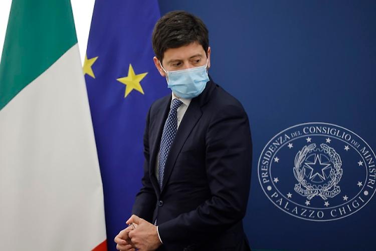 Speranza "Più vaccini o non escludiamo restrizioni"