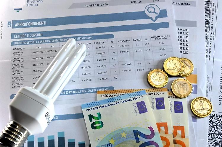 Bollette, con l'intervento del Governo +29,8% elettricità e +14,4% gas