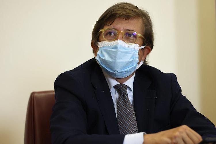 Vaccino, Sileri "Verosimile la terza dose per tutti"
