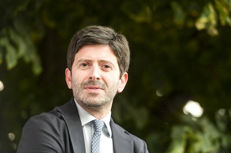 Vaccino, Speranza "Bimbi da dicembre, terza dose anche sotto 60 anni"