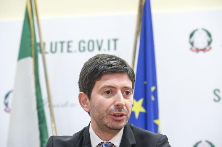 Vaccino, Speranza "Correre con la terza dose"