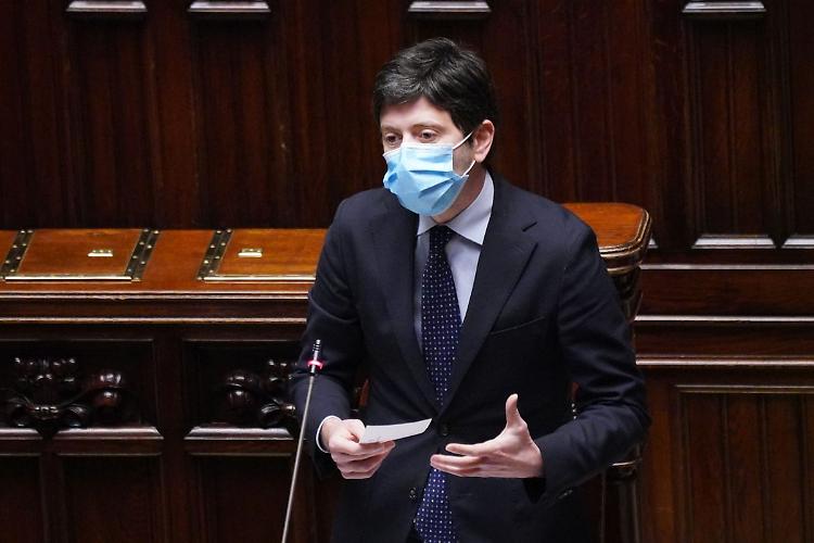 Covid, Speranza "In arrivo una curva insidiosa, serve attenzione"