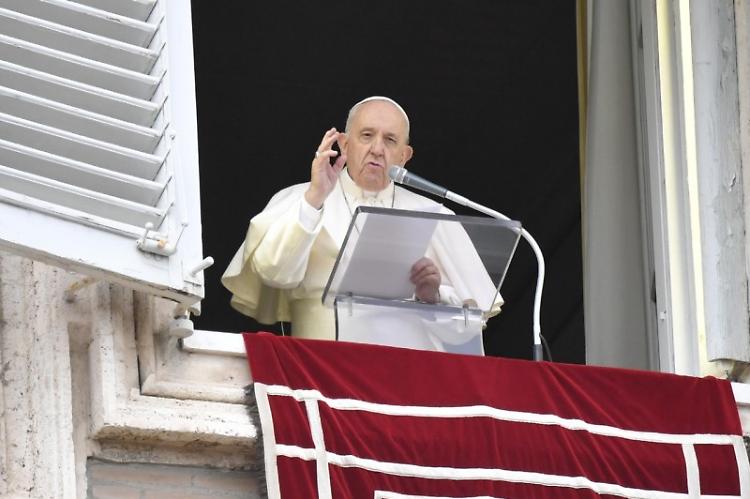 Papa "davanti a chi emigra non possiamo girarci dall'altra parte"